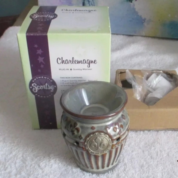 💜-SCENTSY | CHARLEMAGNE PLUG IN - Picture 2 of 3